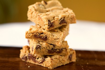 PEANUT BUTTER CHOCOLATE CHIP COOKIE BARS