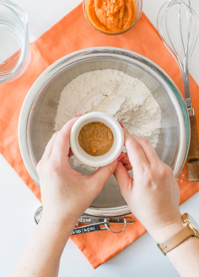 Close up look of pumpkin pie spice in a small bowl.